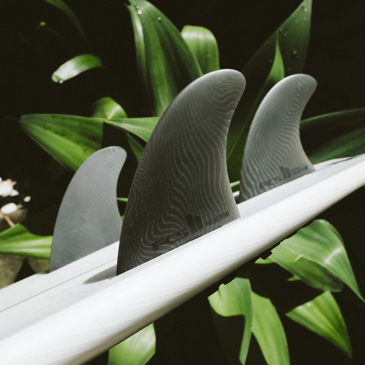 FCS2 フィン エフシーエスツー REACTOR Neo Glass Eco Blend TRI トライフィン サーフィン 3本 ショートボード  Mサイズ ネオグラス エコブレンド | USED SURF×SURF MARKET